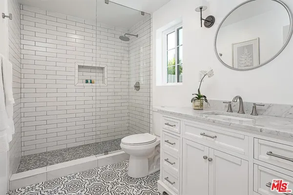 $3,485 | 22645 Burbank Boulevard, Woodland Hills, CA 91367