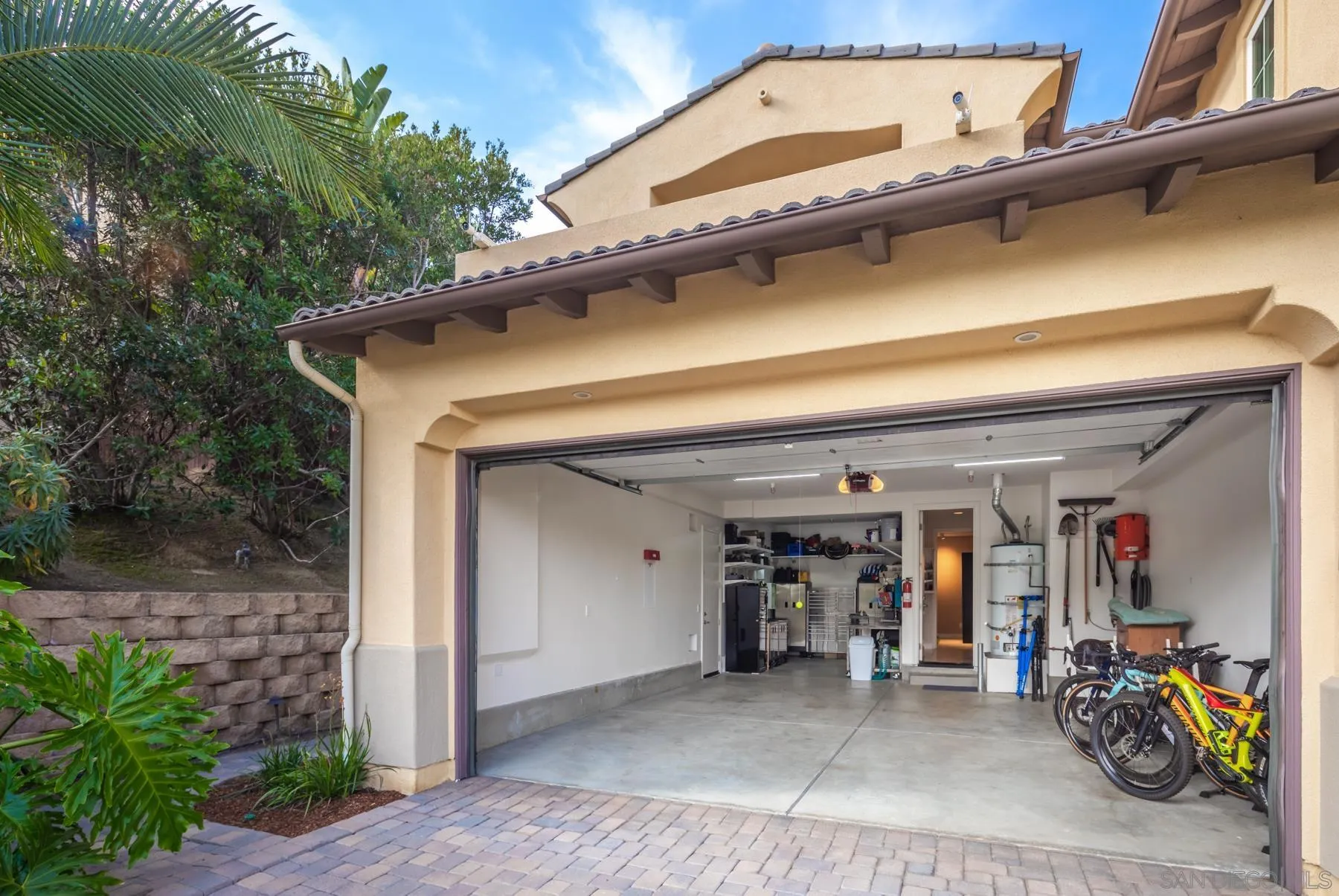 548 Quail Pointe Lane Encinitas, CA 92024 - Photo 27 of 30 a view of a car garage