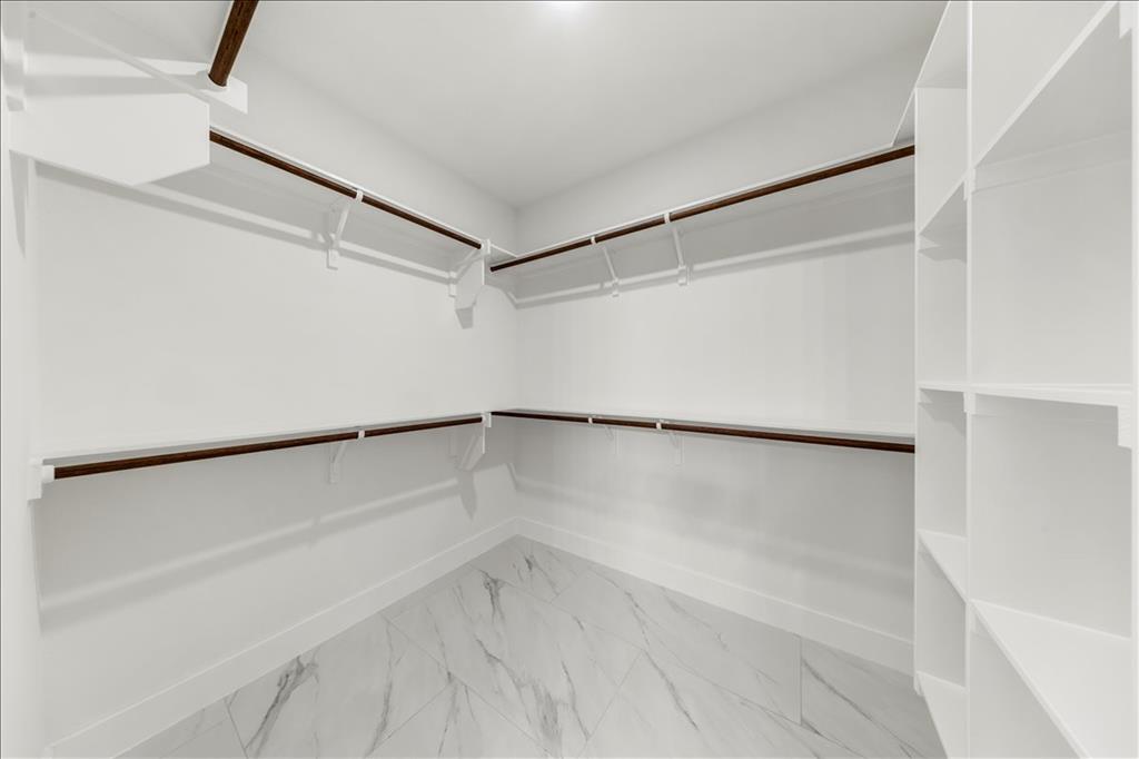 809 Fm 467 Seguin, TX 78155 - Photo 20 of 40 a view of an empty walk in closet