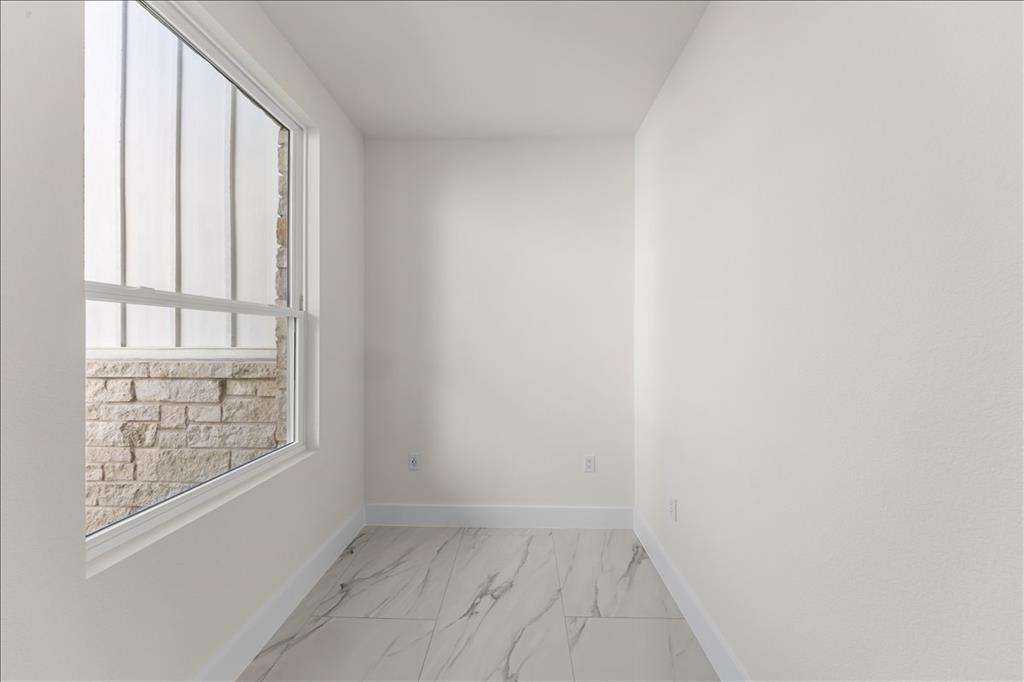 809 Fm 467 Seguin, TX 78155 - Photo 3 of 40 an empty room with windows