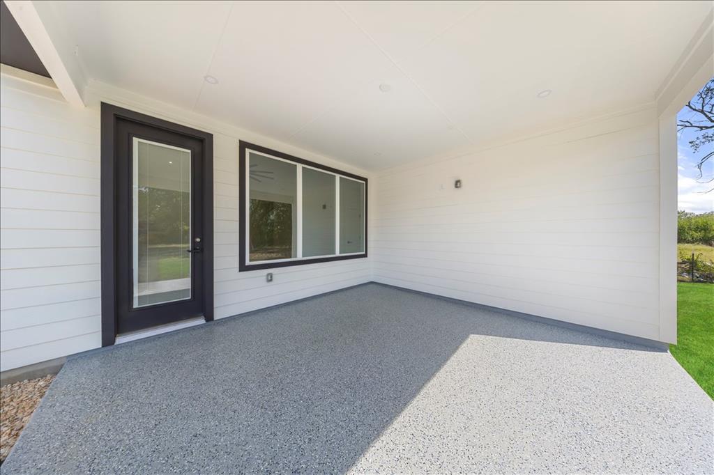 809 Fm 467 Seguin, TX 78155 - Photo 31 of 40 an empty room with windows