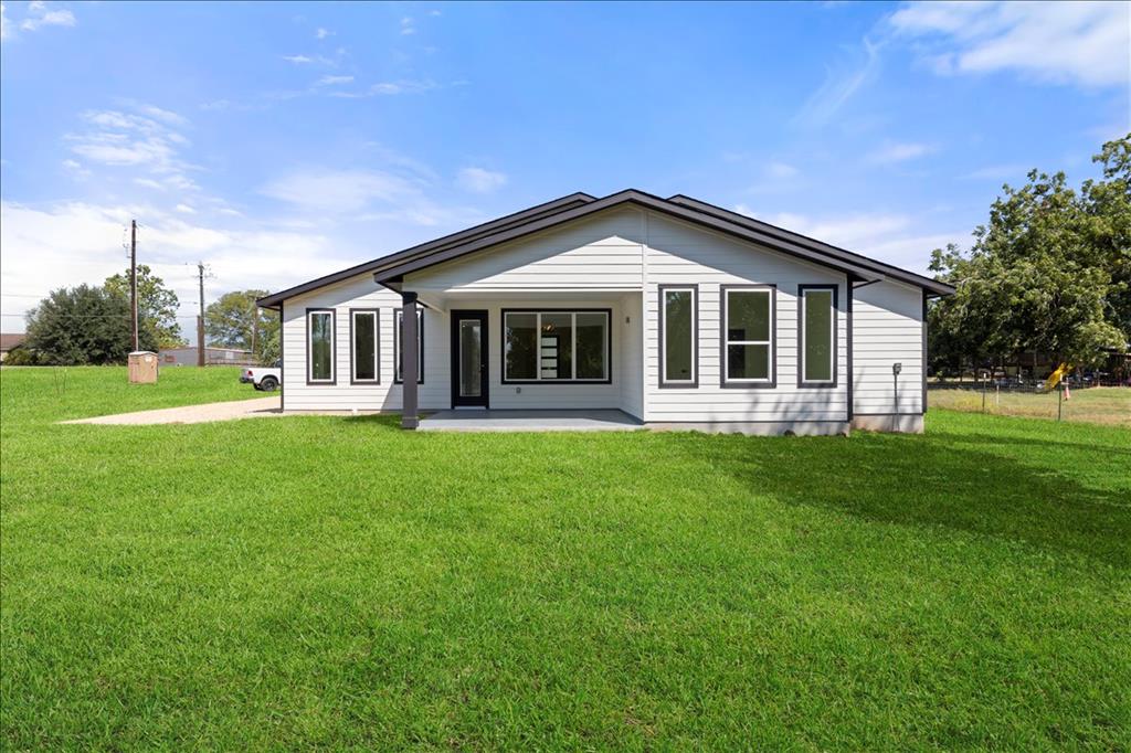 809 Fm 467 Seguin, TX 78155 - Photo 32 of 40 a front view of a house with a yard