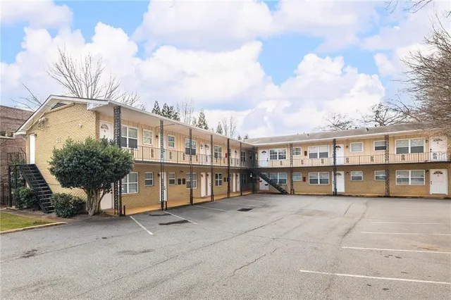 a view of a white building that has a lots of windows in it