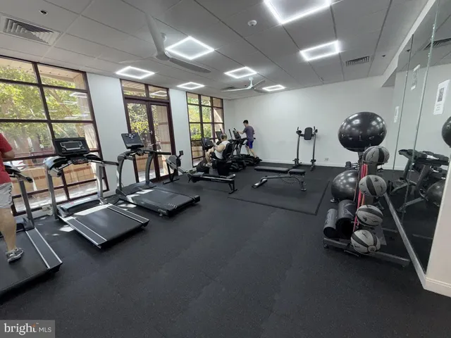 $550,000 | 2400 Clarendon Boulevard, Unit 606, Arlington, VA 22201