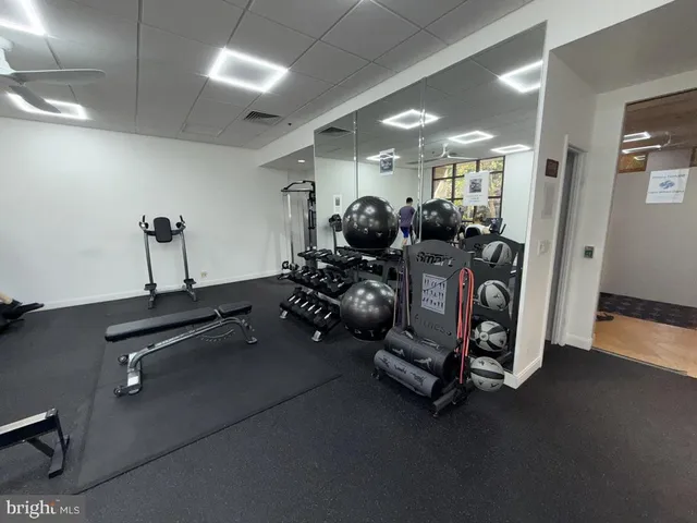 $550,000 | 2400 Clarendon Boulevard, Unit 606, Arlington, VA 22201