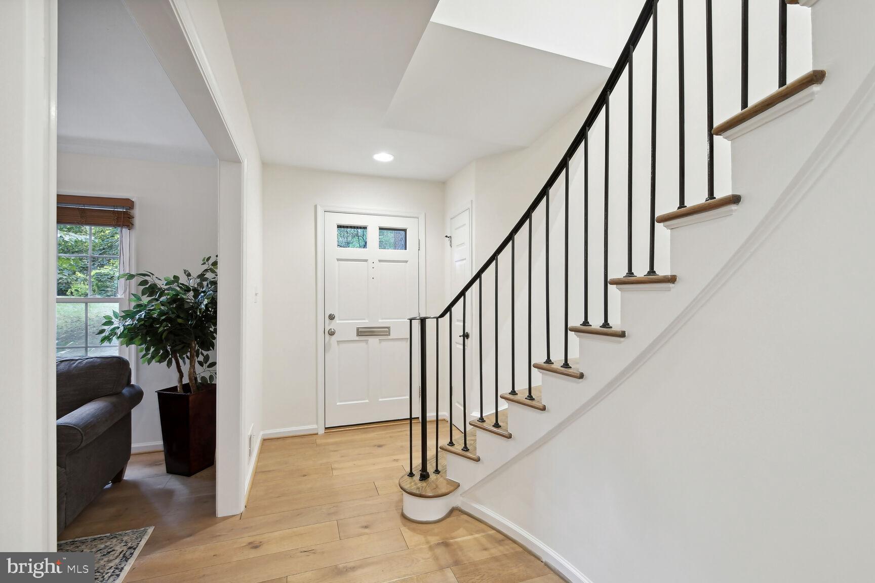 1815 Wainwright Drive Reston, VA 20190 - Photo 11 of 31 Foyer