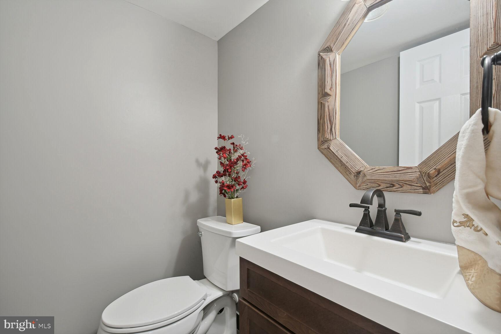 1815 Wainwright Drive Reston, VA 20190 - Photo 10 of 31 Powder room main