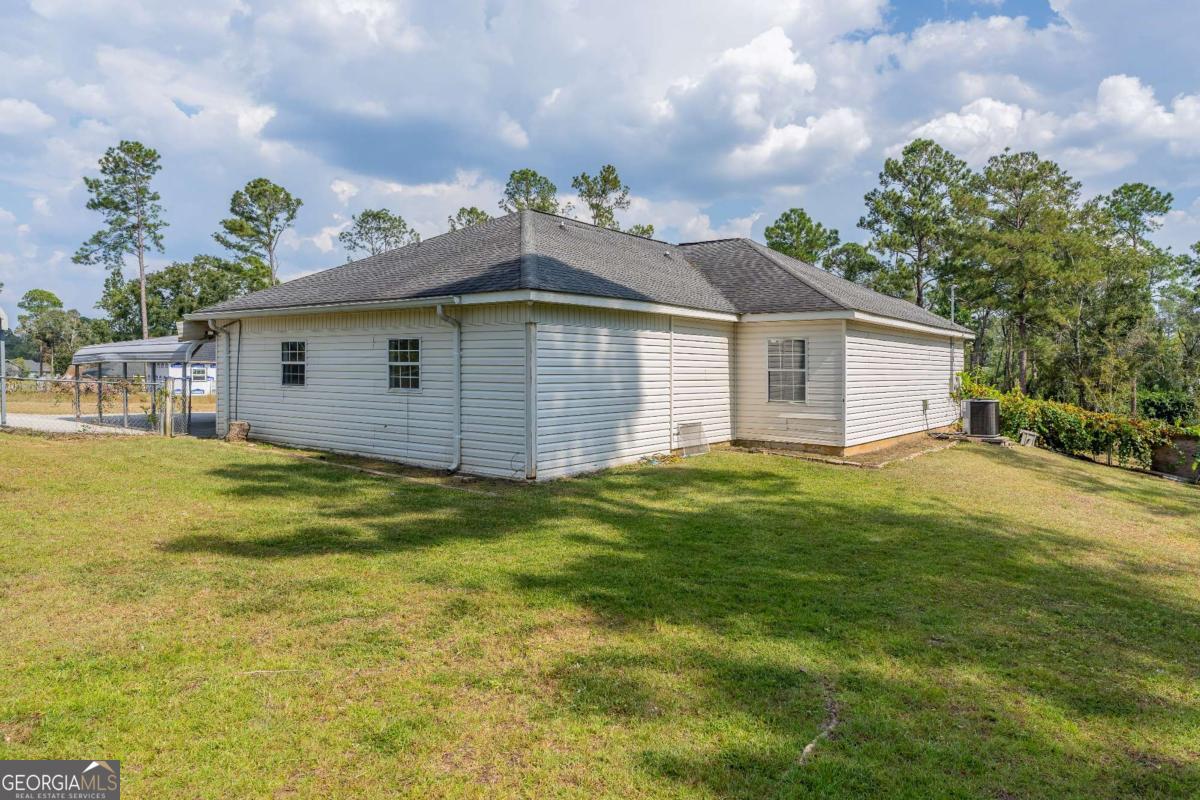301 Ridge Lane Douglas, GA 31533 - Photo 5 of 26 a front view of house with yard and green space