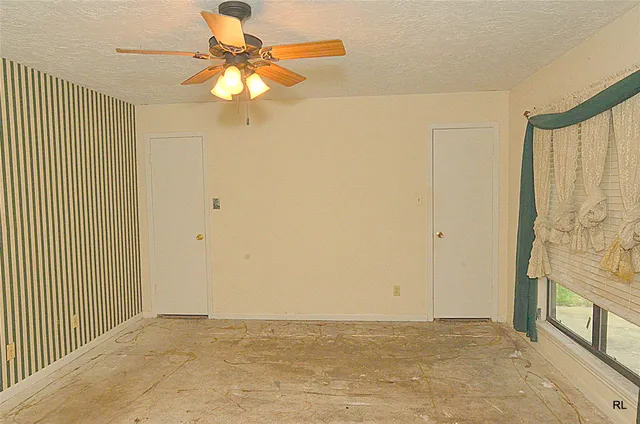 a view of entryway with a fan