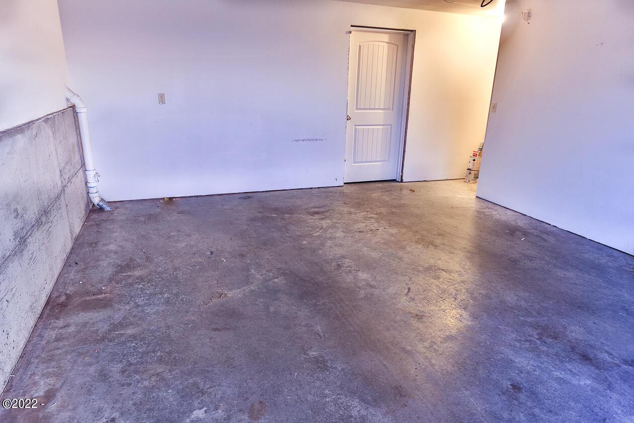 935 Southwest 11th Street Newport, OR 97365 - Photo 42 of 43 garage