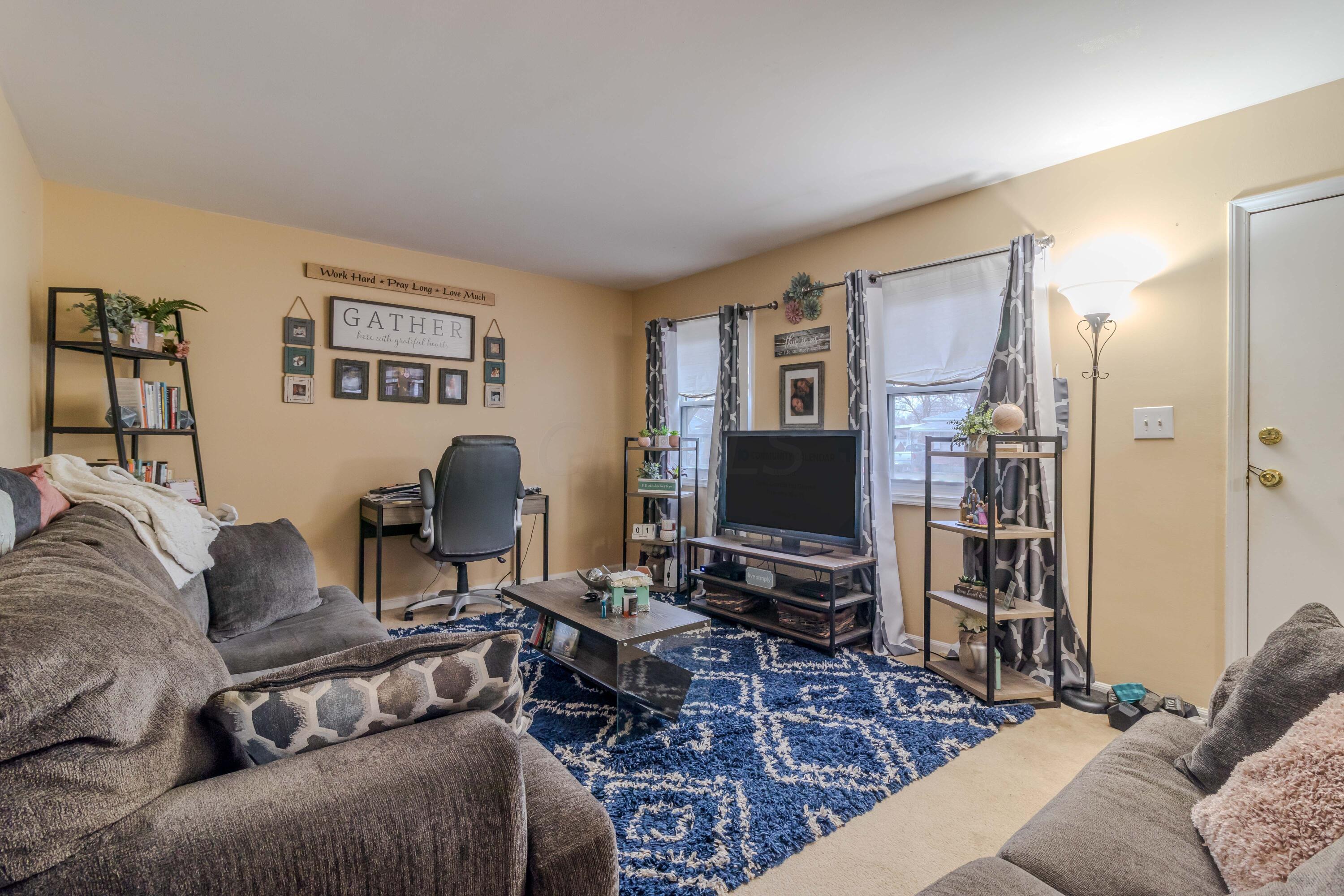 3511 Rodell Road Columbus, OH 43232 - Photo 4 of 22 Living Room