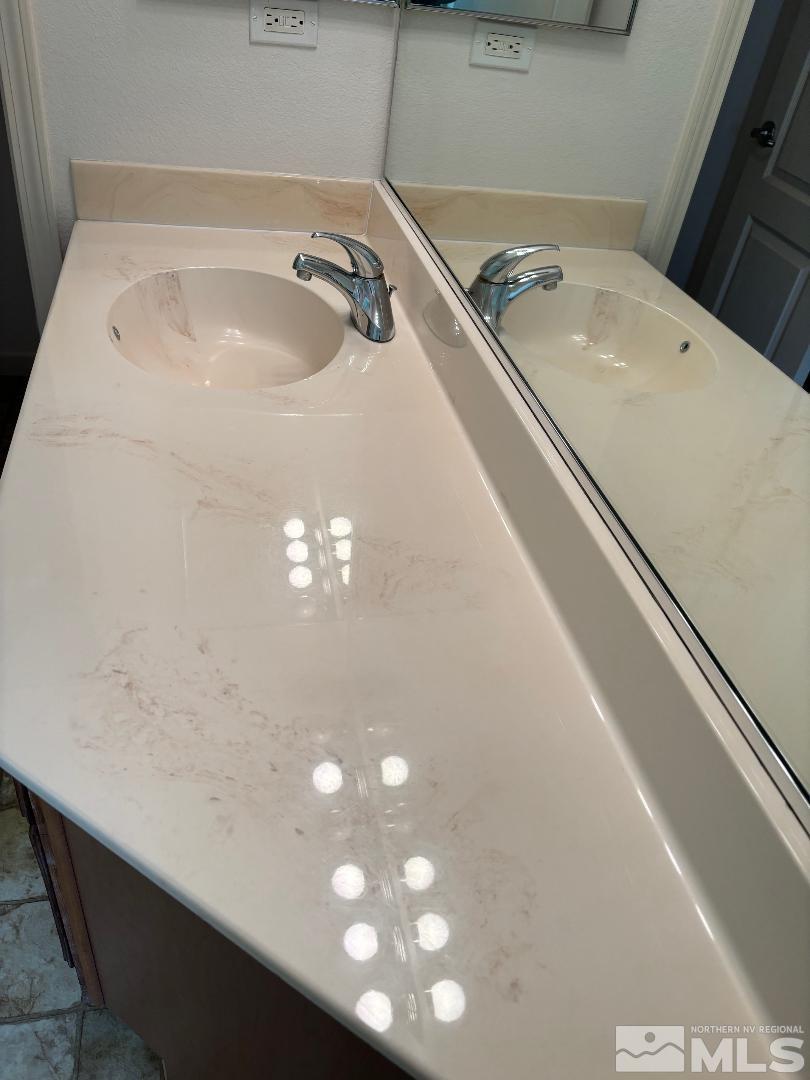 1325 South Meadows Parkway, Unit 422 Reno, NV 89521 - Photo 10 of 10 a bathroom with a bathtub