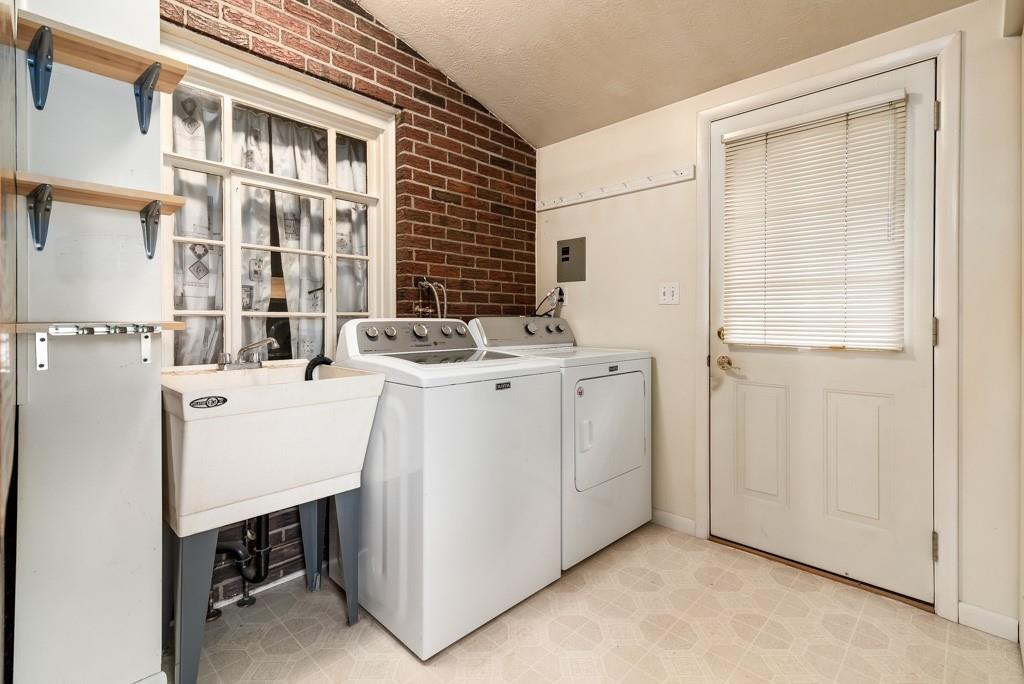 1038 Pittsburgh Road Valencia, PA 16059 - Photo 22 of 25 a utility room with dryer and washer