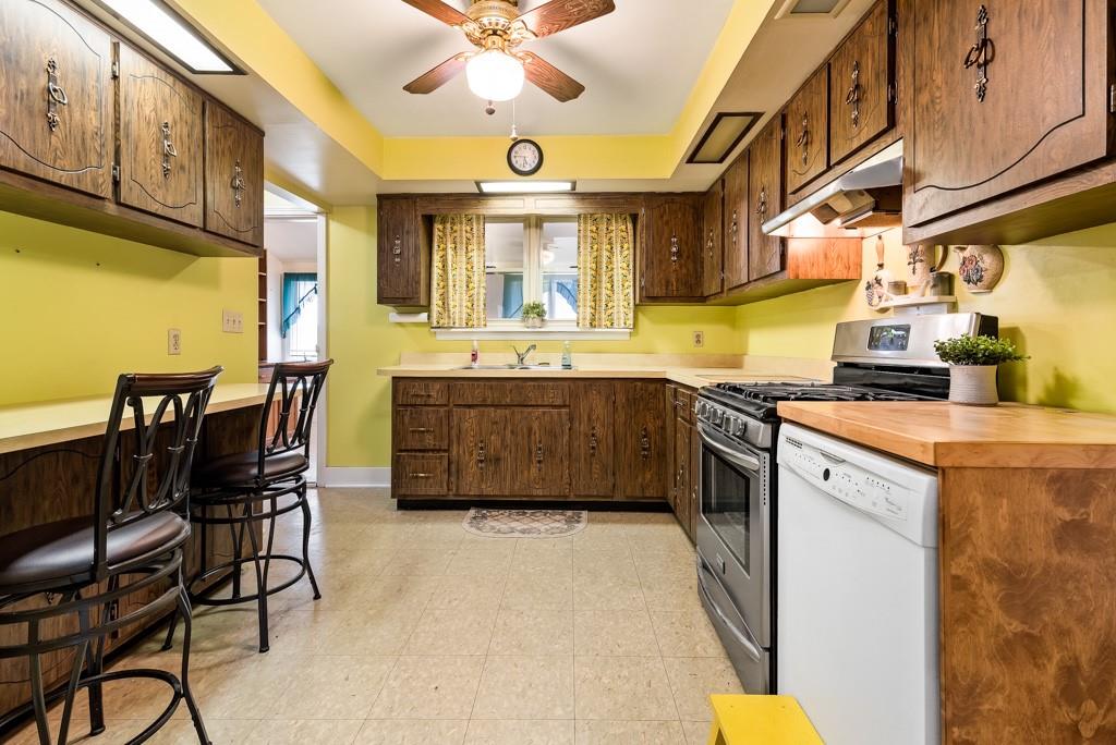 1038 Pittsburgh Road Valencia, PA 16059 - Photo 10 of 25 a large kitchen with a table and chairs
