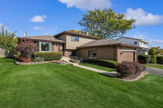 $450,000 | 417 Glenys Drive, Lemont, IL 60439
