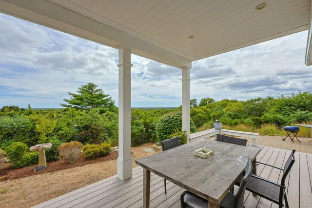 a view of a house with backyard