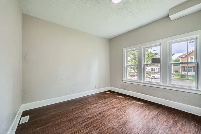 $2,699 | 911 Sims Avenue, St. Paul, MN 55106