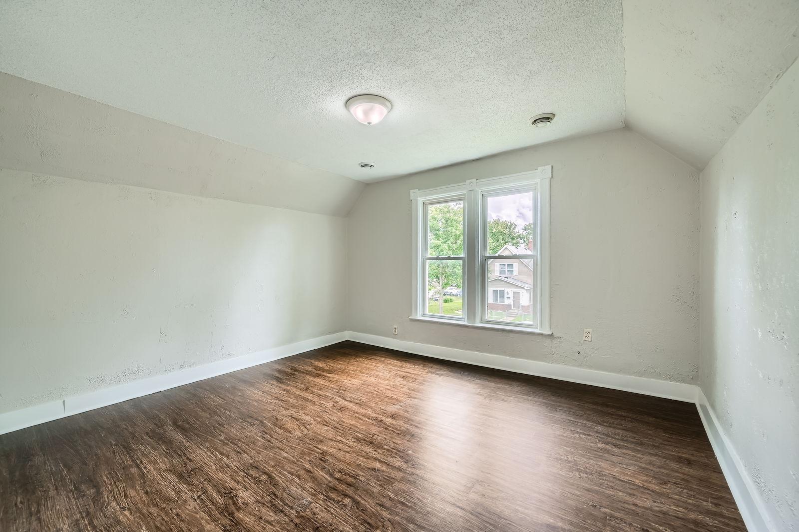 911 Sims Avenue St. Paul, MN 55106 - Photo 17 of 27