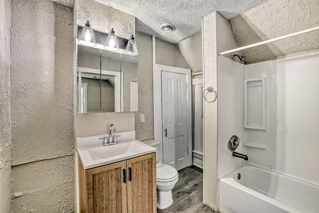 $2,699 | 911 Sims Avenue, St. Paul, MN 55106