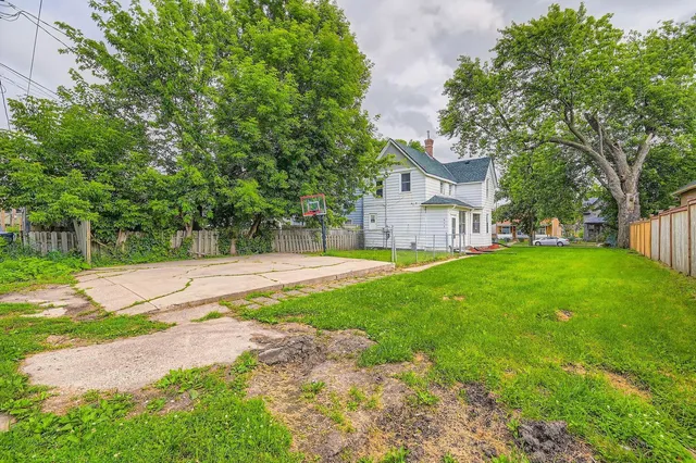 $2,699 | 911 X Sims Avenue, St. Paul, MN 55106