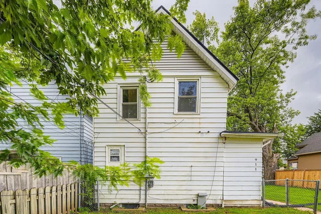 $2,699 | 911 X Sims Avenue, St. Paul, MN 55106