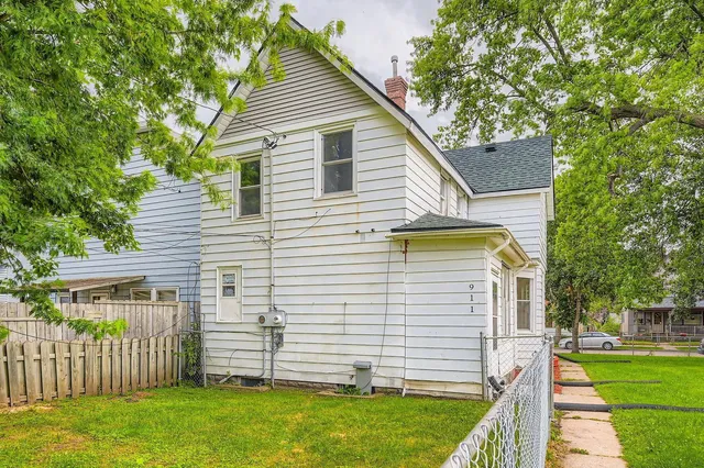 $2,699 | 911 X Sims Avenue, St. Paul, MN 55106