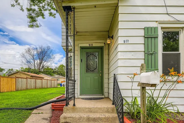 $2,699 | 911 X Sims Avenue, St. Paul, MN 55106