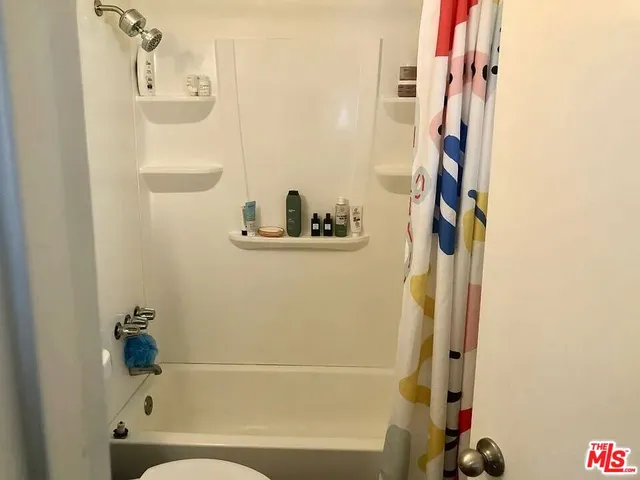 a chair and a table in a backyard