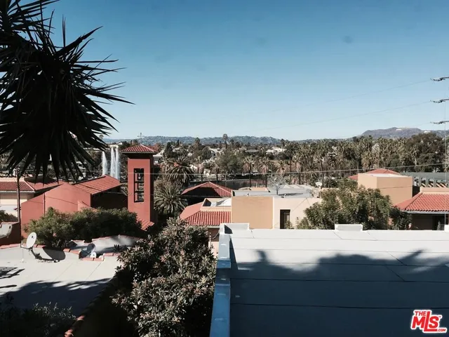 a table and chairs in front of a house