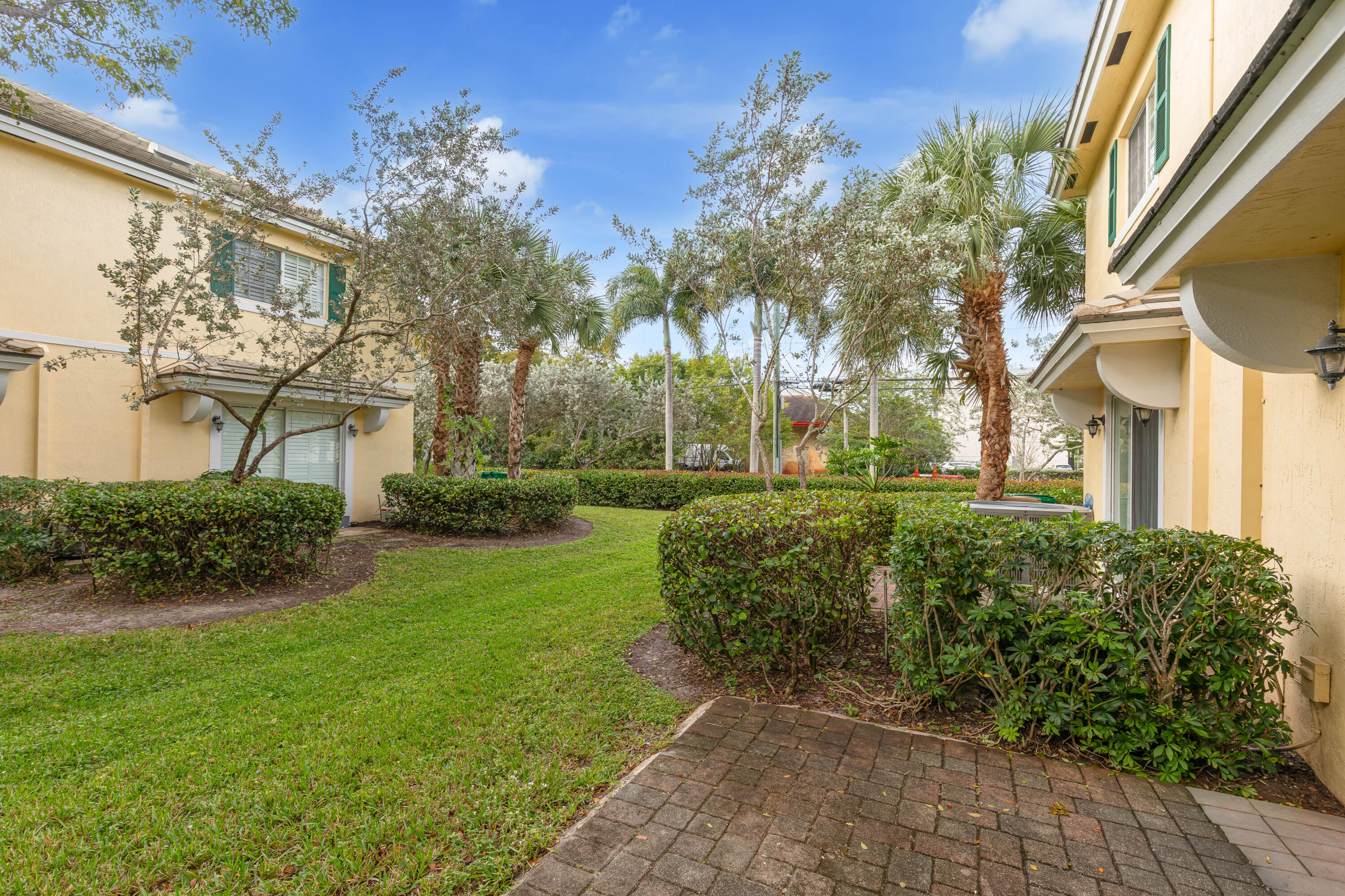 7782 Paddock Place Davie, FL 33328 - Photo 37 of 40 a view of a garden
