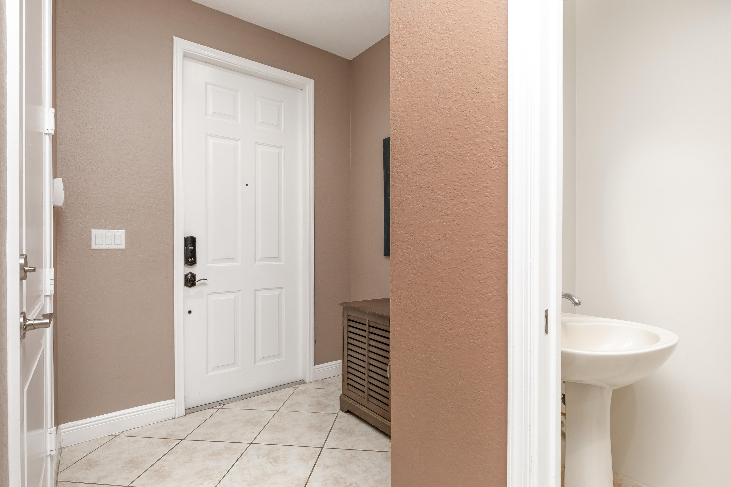 7782 Paddock Place Davie, FL 33328 - Photo 5 of 40 a bathroom with a sink and mirror