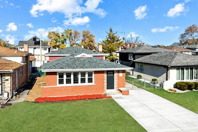 a view of a house with swimming pool and yard