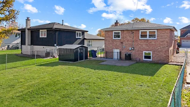 a picture of a wall with a white wall