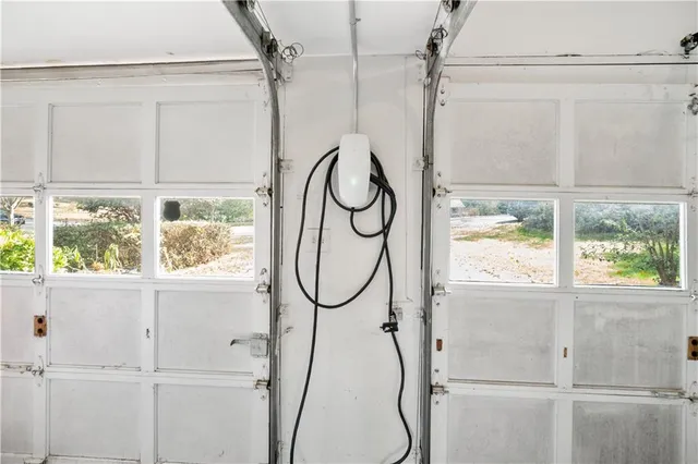 a picture of a white and white photo