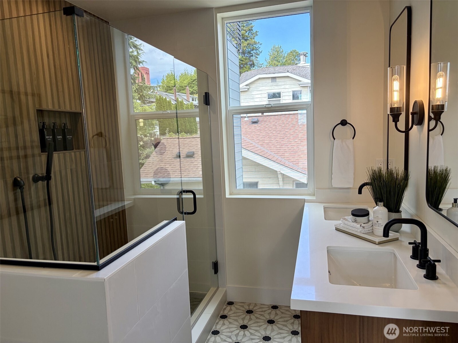7403 Dayton Avenue North Seattle, WA 98103 - Photo 12 of 37