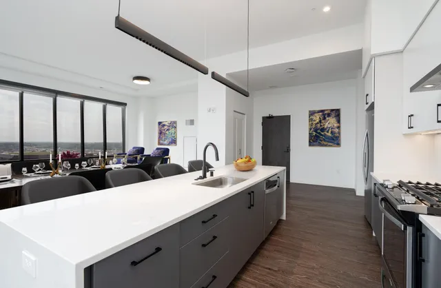 $2,605 | 270 Hennepin Avenue, Unit 1502, Minneapolis, MN 55401