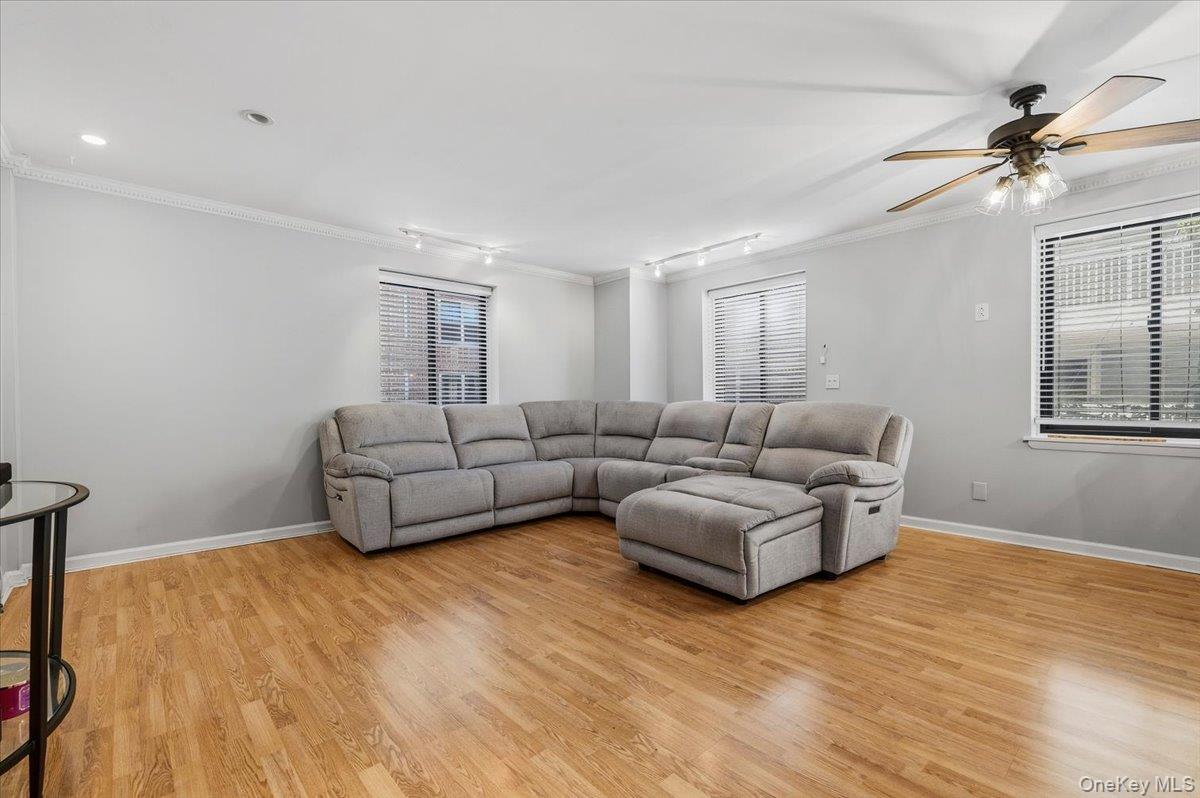 425 Shore Road, Unit 2D Long Beach, NY 11561 - Photo 3 of 32 Gallery Image 3