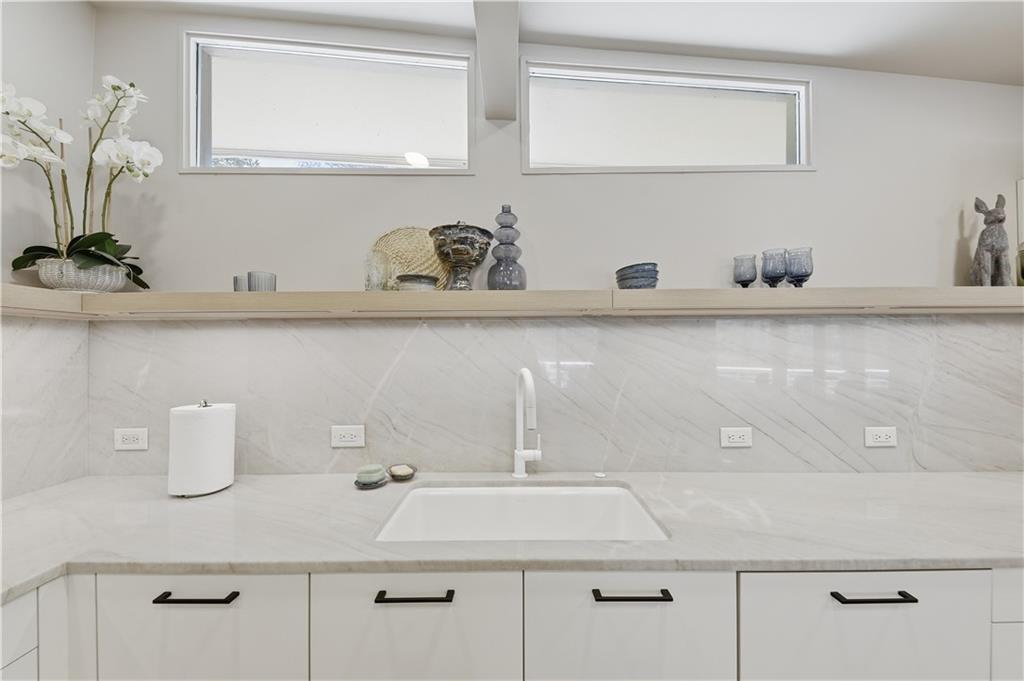 505 Hollydale Court Northwest Atlanta, GA 30342 - Photo 22 of 117