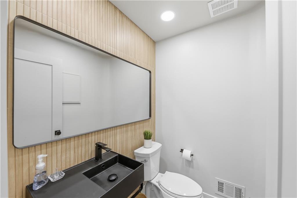 505 Hollydale Court Northwest Atlanta, GA 30342 - Photo 38 of 117