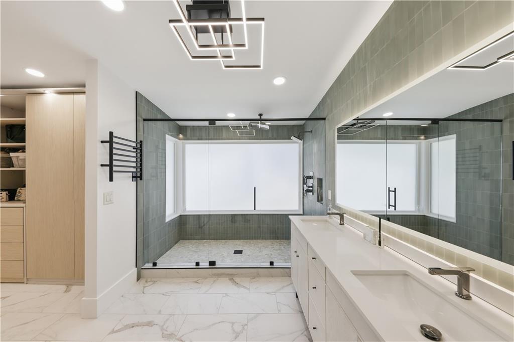 505 Hollydale Court Northwest Atlanta, GA 30342 - Photo 52 of 117 a bathroom with a tub a double vanity sink and mirror