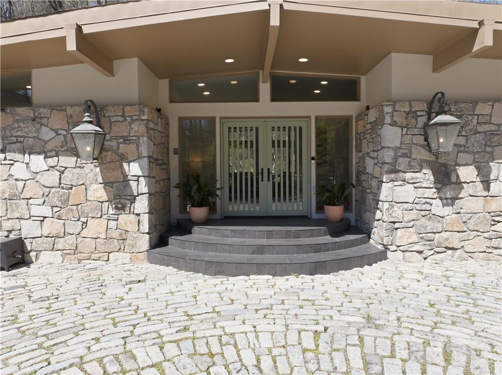 505 Hollydale Court Northwest Atlanta, GA 30342 - Photo 7 of 117