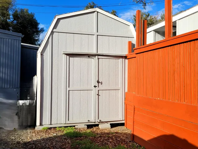 a view of a house with backyard