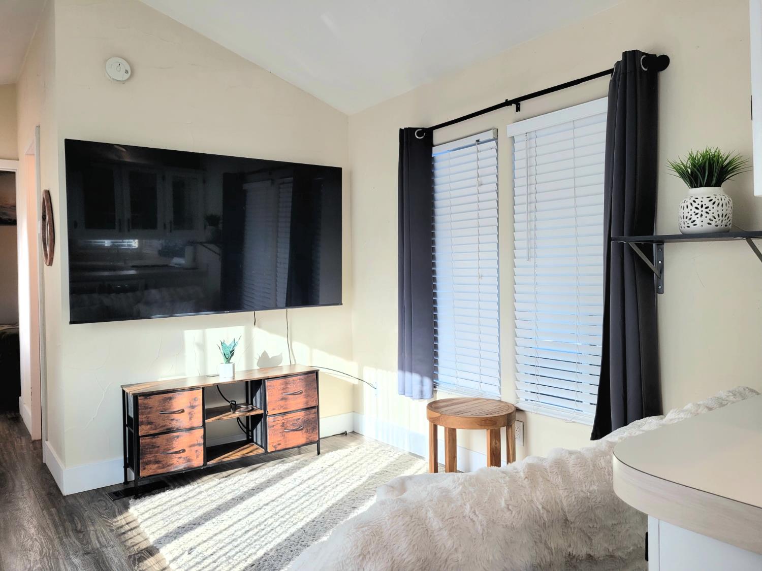 8880 Auburn Folsom Rd Road, Unit 25 Granite Bay, CA 95746 - Photo 8 of 19 a living room with furniture and a flat screen tv