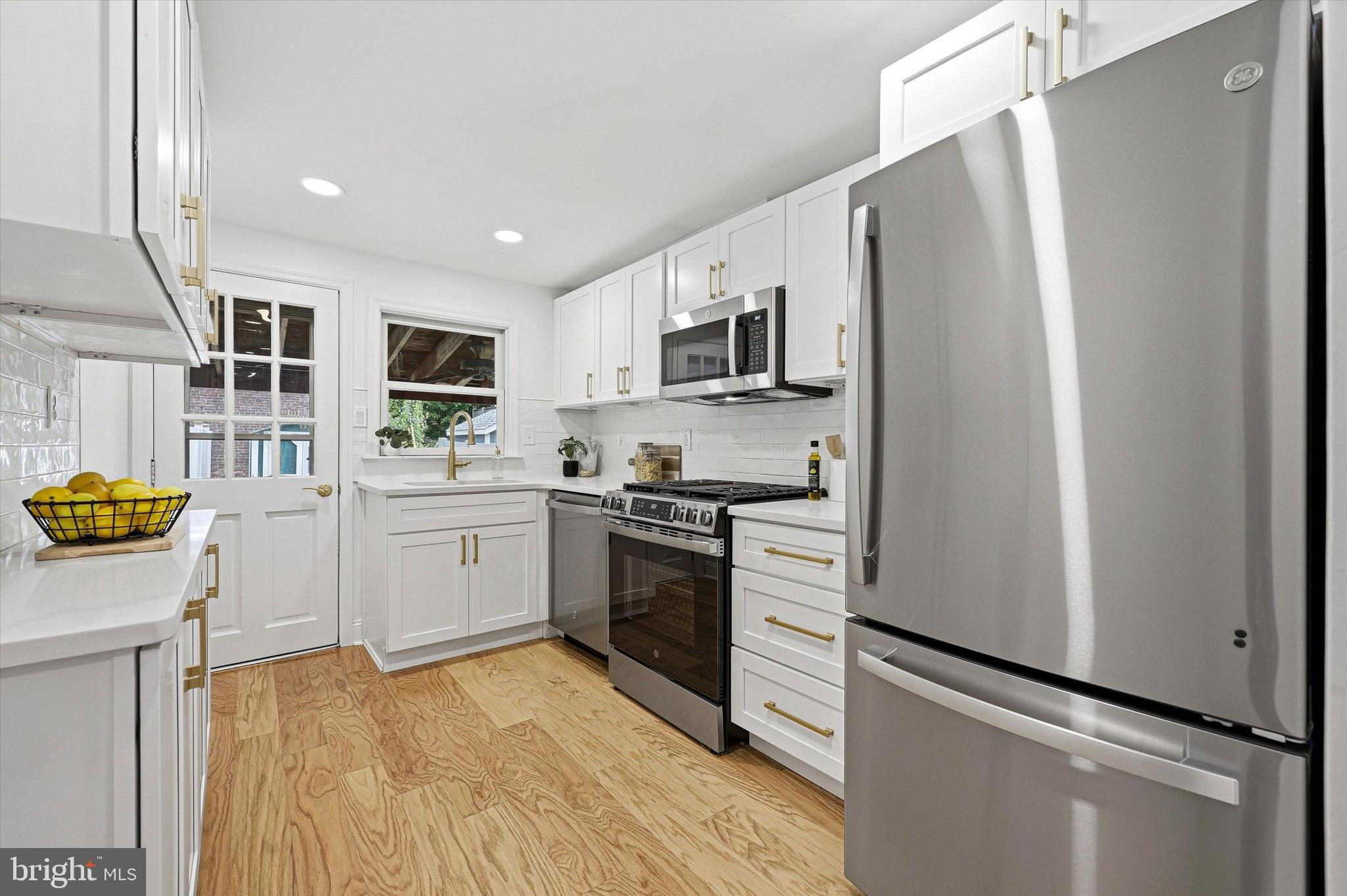 407 Conarroe Street Philadelphia, PA 19128 - Photo 2 of 27 Kitchen