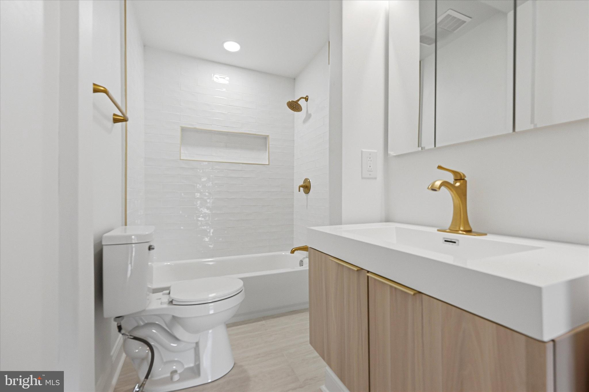 407 Conarroe Street Philadelphia, PA 19128 - Photo 24 of 27 3rd Floor Full Bath w Tub & Shower