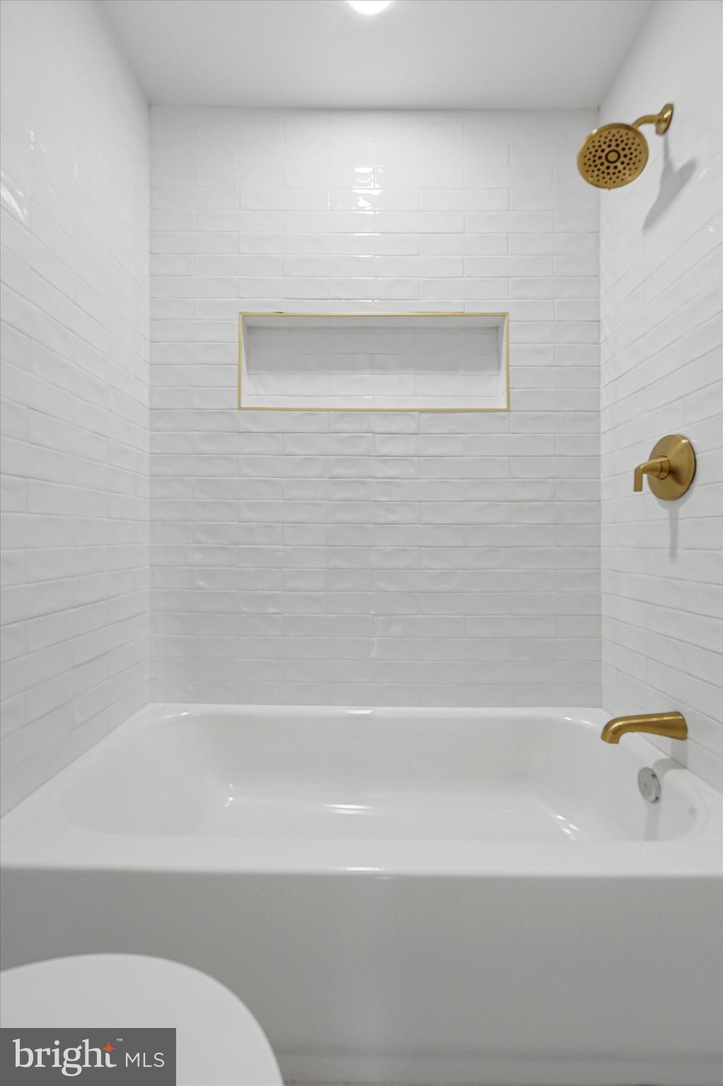 407 Conarroe Street Philadelphia, PA 19128 - Photo 25 of 27 3rd Floor Bath with Custom Niche