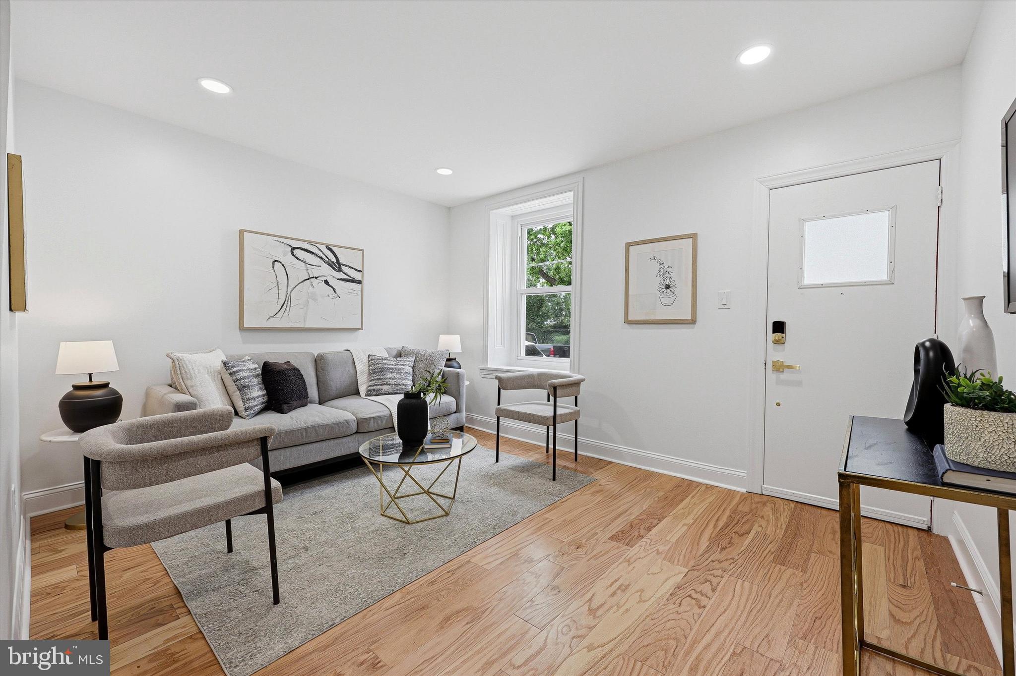 407 Conarroe Street Philadelphia, PA 19128 - Photo 5 of 27 Living Room