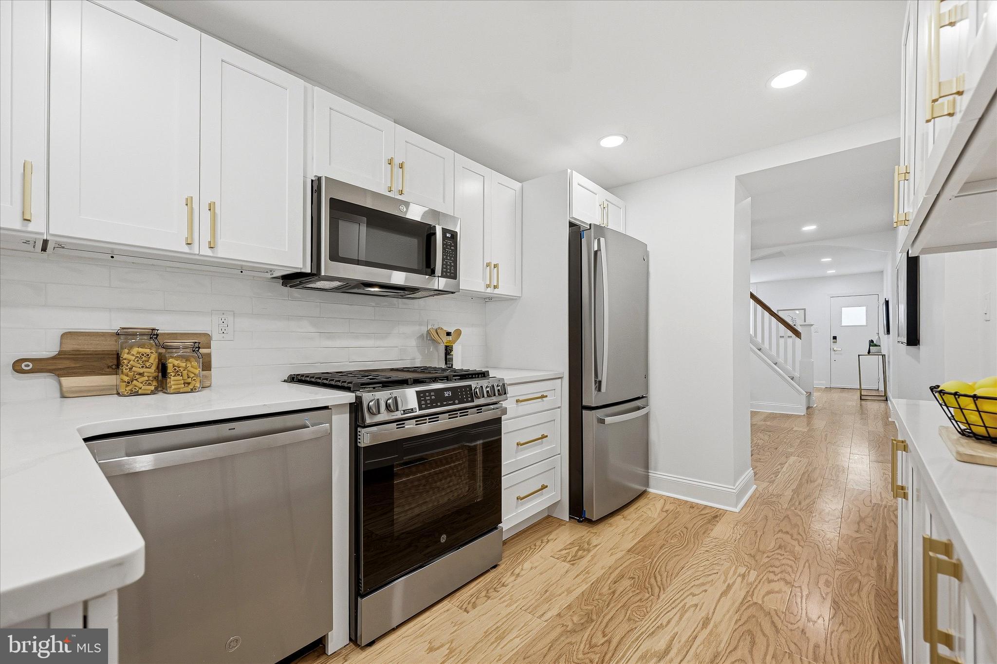 407 Conarroe Street Philadelphia, PA 19128 - Photo 9 of 27 Kitchen