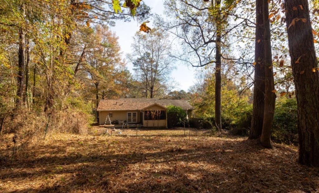 137 Springvalley Circle Stockbridge, GA 30281 - Photo 4 of 4 a front view of a house with garden