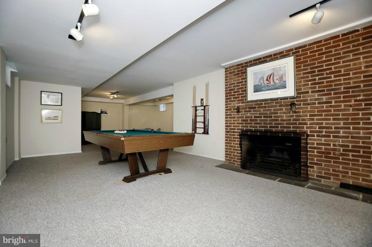 230 Wroxeter Drive Arnold, MD 21012 - Photo 2 of 29 Family Room